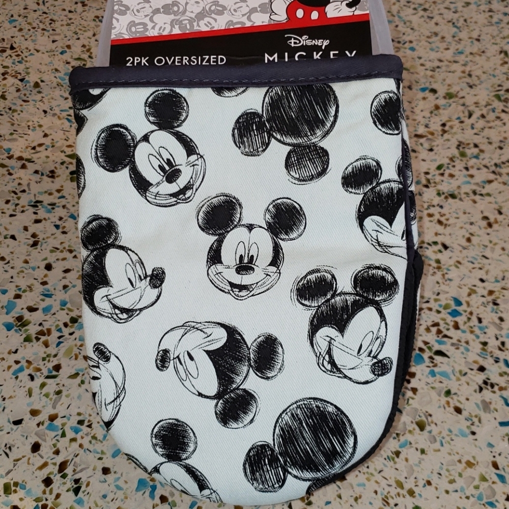 Mickey mouse & minnie mouse oven mits/ pot holders